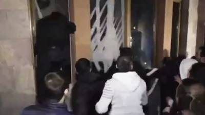 Собкор ВГТРК: в ответ на соглашения в Ереване громят дом правительства