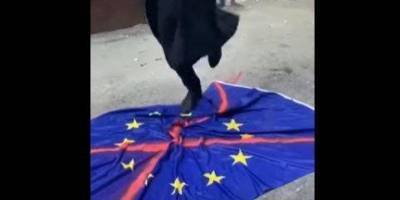 «Срезали, покрасили и потоптались». В Одессе открыли дело за надругательство над флагом ЕС у горсовета — видео