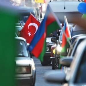 В Баку сотни людей празднуют подписание соглашения о Нагорном Карабахе. Фото
