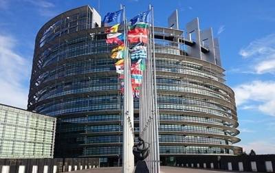 Европарламент раскритиковал Украину за суды и олигархов