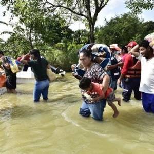 В Мексике мощный шторм вызвал наводнения