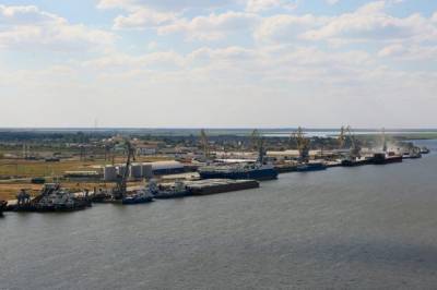 Путин поручил создать в Астраханской области портовую особую экономическую зону