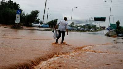 На Крите начались наводнения, власти эвакуируют жителей