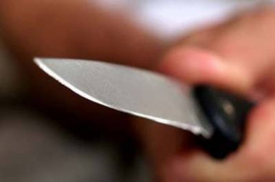 СМИ: В Киеве подросток изрезал ножом отца, который хотел напасть на мать с сестрой (фото 18+)