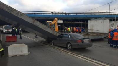 На Рублевском шоссе бетонная балка рухнула на легковушку