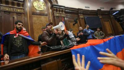 Прекращение огня в Нагорном Карабахе вызвало волнения в Армении