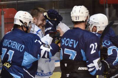 Бокс на льду: Украинские хоккеисты подрались во время матча