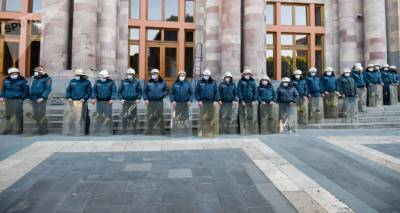 Проведение митингов и собраний запрещено: полиция Армении обратилась к политическим силам