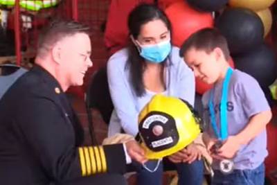 Четырехлетний мальчик спас брата и в награду покатался на пожарной машине