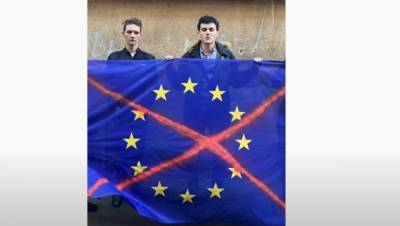 В Одессе молодые люди совершили надругательство над флагами ЕС, им грозит тюрьма: видео