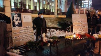 Нижегородцы пришли с цветами и плакатами к месту гибели Ирины Славиной на 40-й день ее смерти
