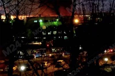 Пожар на территории завода на Дубнинской улице ликвидировали