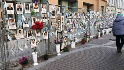 Стихийный мемориал погибшим от коронавируса медикам в Петербурге уберут 13 ноября