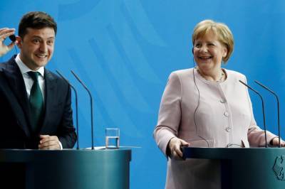 Находящемуся на самоизоляции Зеленскому позвонила Меркель: о чем говорили лидеры стран