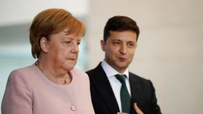 Зеленский попросил Меркель помочь Украине в получении вакцины от COVID-19