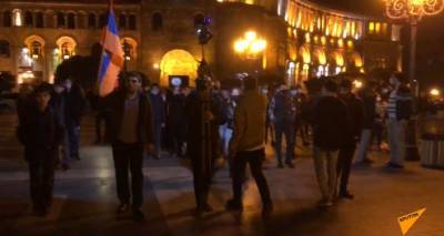 "Требуем аннулировать!" Демонстранты в Ереване направилась к зданию парламента - видео