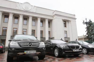 В Раде решили обновить автопарк и купили 14 элитных машин за 12,5 млн грн