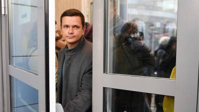 Илья Яшин отсудил 100 тысяч рублей у РИА ФАН по иску о защите чести