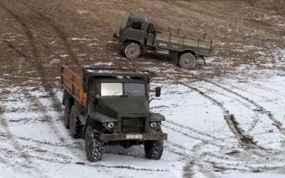 Заснеженный подъем и два грузовика: Урал 4320 против ГАЗ-66