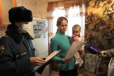 Псковским многодетным семьям разъяснили правила пожарной безопасности