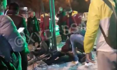В Одессе легковушка сбила людей на остановке: видео 18+
