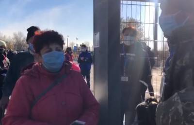 Оккупанты не пропускают людей через КПВВ: работает только "Станица Луганская"