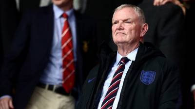 Глава футбольной ассоциации Англии был вынужден уйти в отставку после расового скандала
