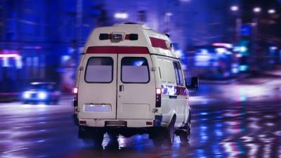 На западе Москвы пассажирский автобус врезался в ограждение