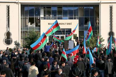 Как жители Армении и Азербайджана отреагировали на соглашение по Карабаху