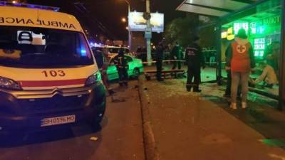 В Одессе легковой автомобиль въехал на остановку, пострадали две женщины и двое несовершеннолетних