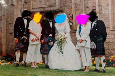 Родственниц жениха обругали за неподобающие наряды через 25 лет после свадьбы
