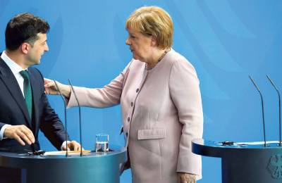 Зеленский попросил у Меркель помочь с американо-немецкой вакциной
