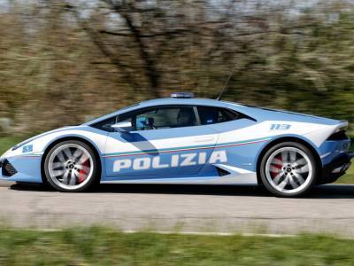 «Доставка с ветерком»: в Италии полицейский Lamborghini помог доставить экстренного больного