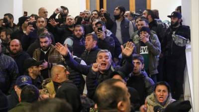 Демонстранты разгромили офис фонда Сороса в Ереване — видео