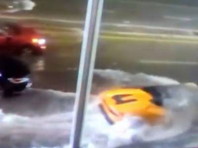Yellow Submarine: водитель Lamborghini не растерялся и превратил свой автомобиль в мини-подлодку