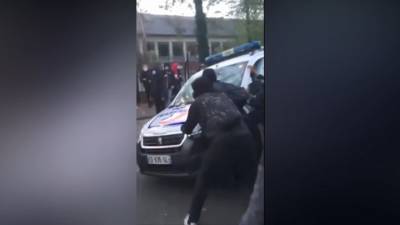 В Париже школьники устраивают акции протеста, требуя закрыть школы