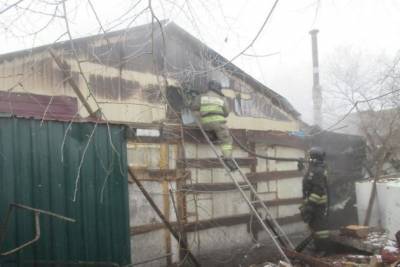Пожарные больше 2 часов тушили загоревшуюся крышу сауны возле читинского пляжа