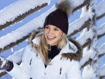 Дизайнеры назвали самые модные шапки зимы