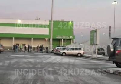Возле крупного гипермаркета в Кузбассе загорелся автомобиль