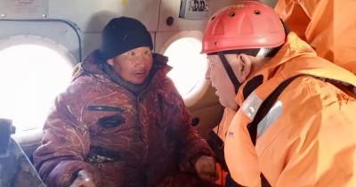 На тонком льду: сотрудники МЧС спасли пятерых рыбаков под Хабаровском