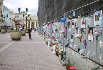 Со стихийного мемориала петербургским медикам перенесут таблички