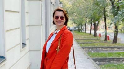 «В сексе не все благополучно»: эксперт оценил тягу Брухуновой к ярким нарядам