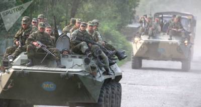 Российские воинские колонны совершают марш, чтобы развернуть контингент в Карабахе