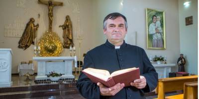 Католический священник рассуждает об ЛГБТ, о гендерном равенстве и секспросвещении — спецпроект