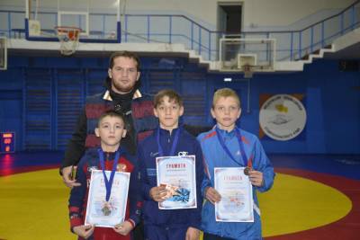 Юные астраханцы привезли три медали с турнира по вольной борьбе