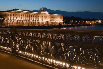 «Ленсвет» пообещал не отключать перед Новым годом ночную подсветку зданий в Петербурге