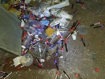 «Мешки и шприцы с биологическими остатками»: В жилом микрорайоне Уфы обнаружили гараж с медицинскими отходами
