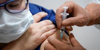 Медики заразились коронавирусом после прививки российской вакциной Спутник V