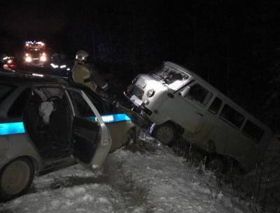 В Удорском районе "буханка" врезалась в полицейскую машину