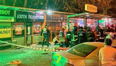 В Одессе автомобиль протаранил остановку — пострадали четверо